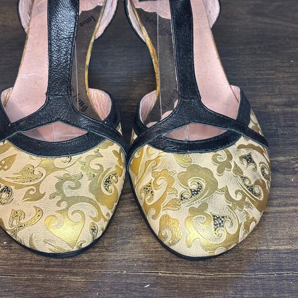 Vagabond Asian Print Gold Round Toe T-Strap Pump - size 37 (US 6) - Picture 4 of 9